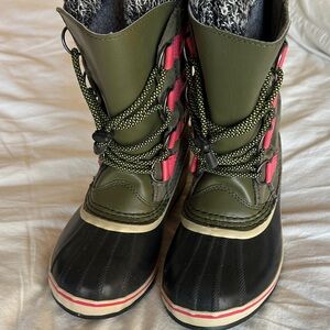 Sorel Kids' Green and Black Boots with Pink Highlights
